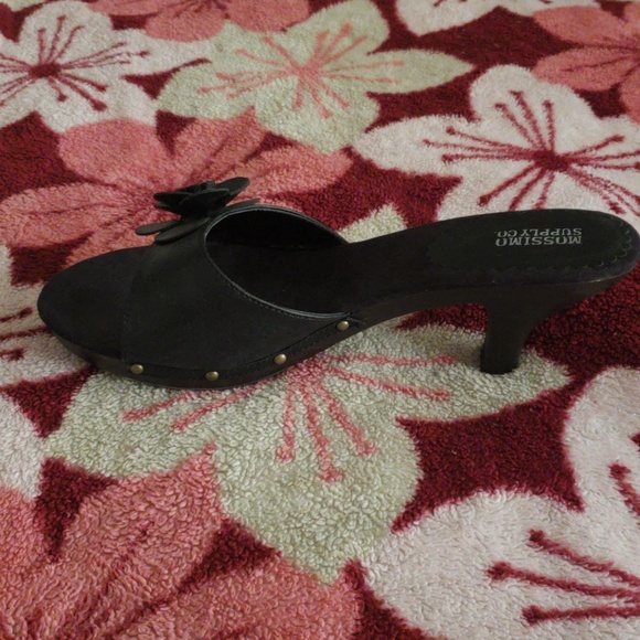 *4 for $10-CLOSET CLEANOUT* Black Floral Heels - Picture 2 of 4